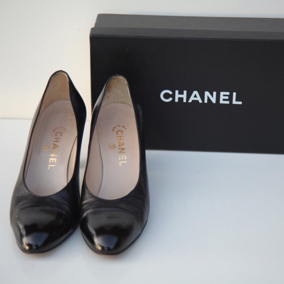 CHANEL Classic black leather CHANEL heels with patent leather cap toe US 9 - Picture 3 of 6